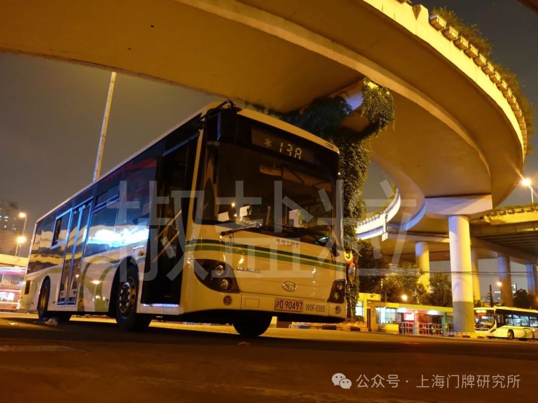 138路sxc6105g5(w0f)型客车,上海体育馆@漕溪路枢纽站(李凯 摄,2015)