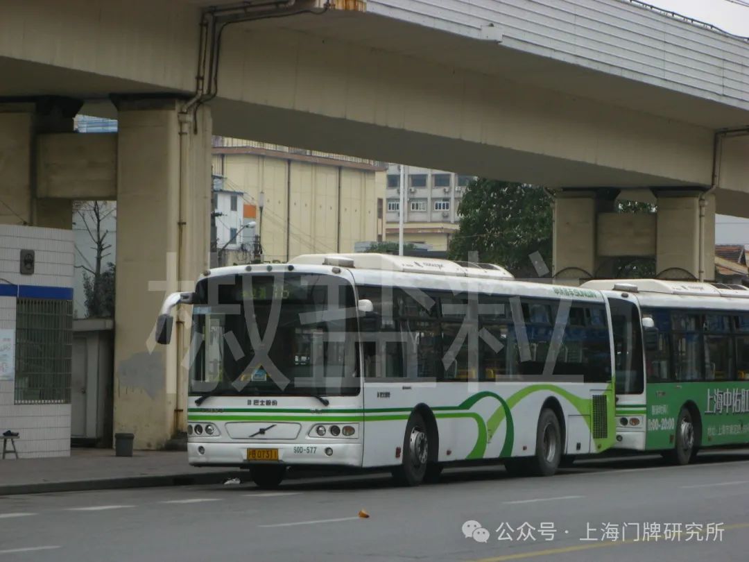 (p11)型客车,中潭路枢纽站(李凯 摄,2008)76路swb6120v4(s2f)型客车