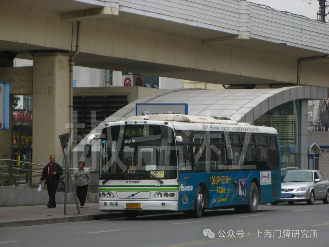 cd1(p11)型客车,中潭路枢纽站(李凯 摄,2008)76路swb6120v4(s2f)型客