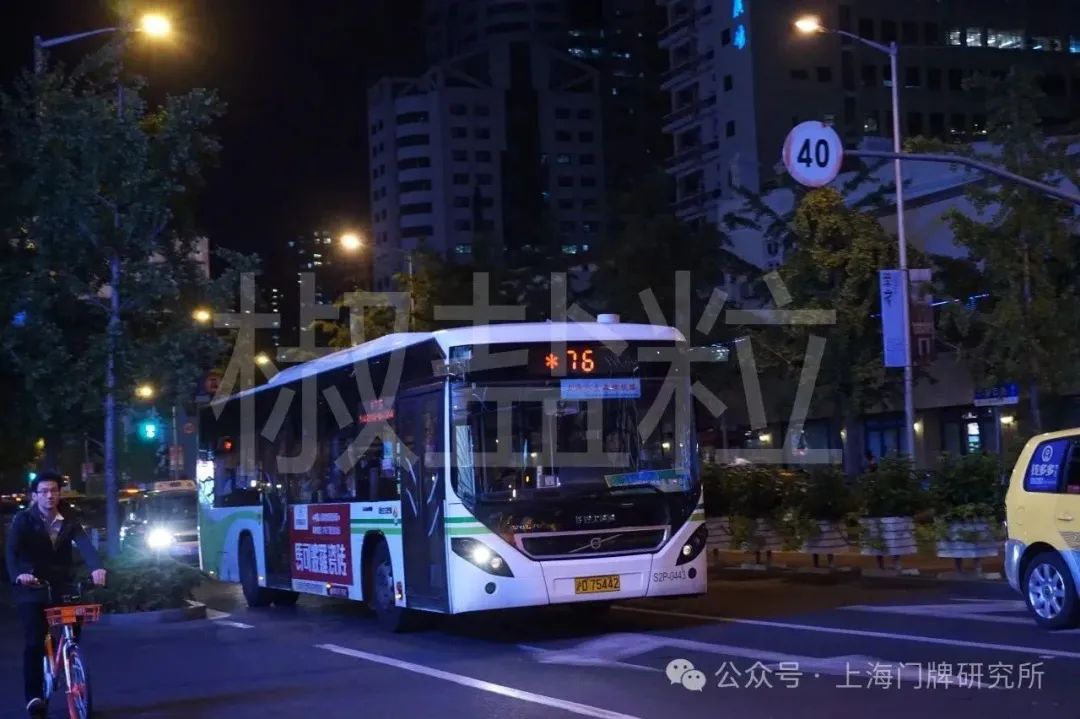 曹家堰@延安西路(张渊源 摄,2016)76路sxc6110gbev3(w1c)型