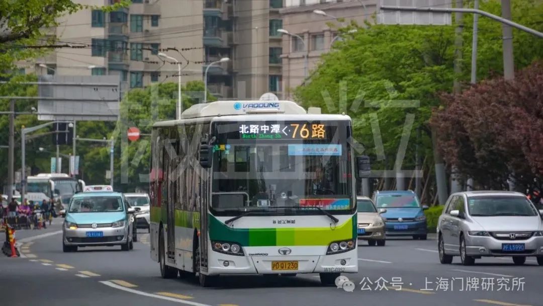 76路sxc6110gbev3(w1c)型客车,虹桥路(terryxue 摄,2018)76路sxc6110