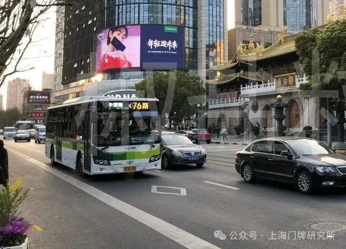 76路sxc6110gbev3(w1c)型客车,静安寺@南京西路(张渊源 摄,2018)76路