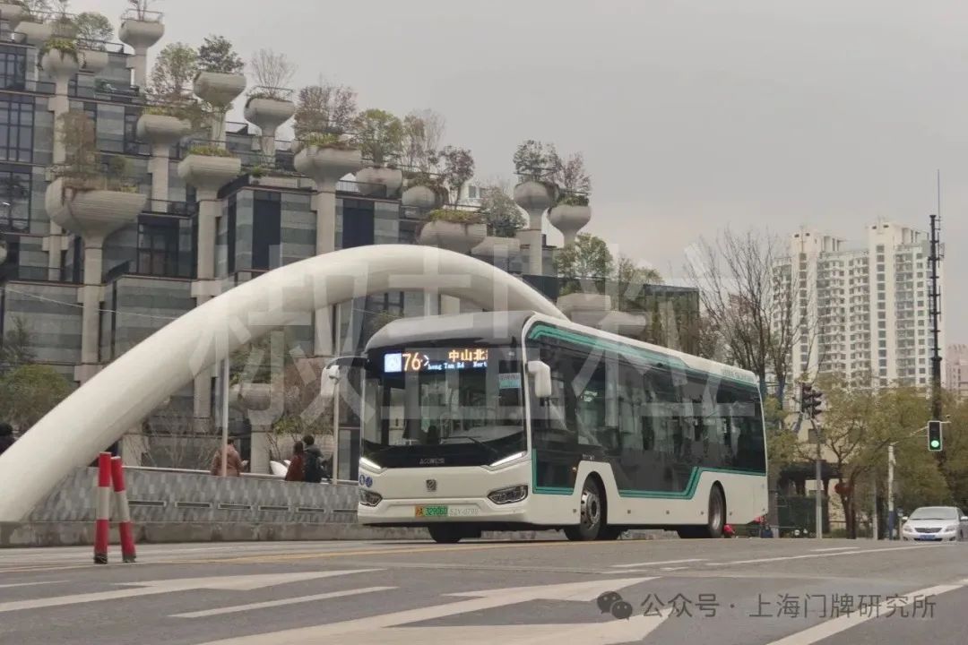 76路swb6129bev38(s2y)型客车,昌化路桥(魏家钧 摄,2022)76路(173路代