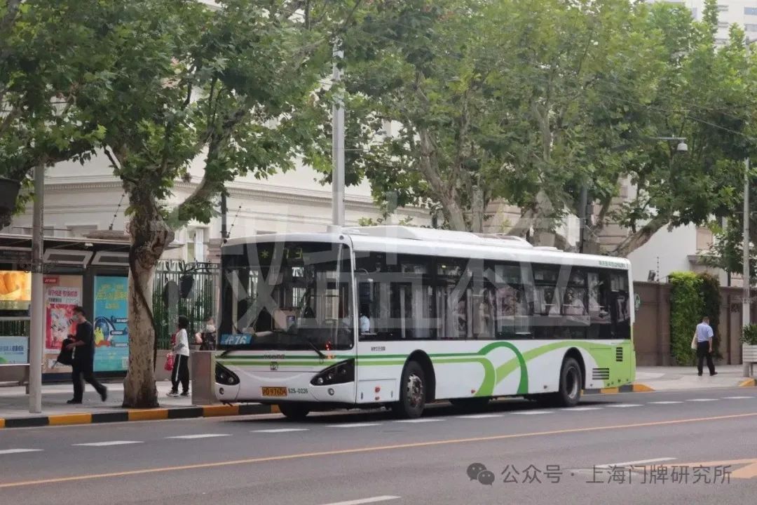 76路(173路代车)swb6127phev2(s2s)型客车,静安寺@南京西路(魏家钧 摄