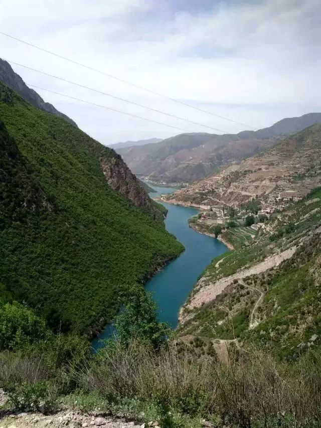 流连在河畔好似河畔跳动的音符跃动的精灵临洮之南 洮河岸畔排崖流丹