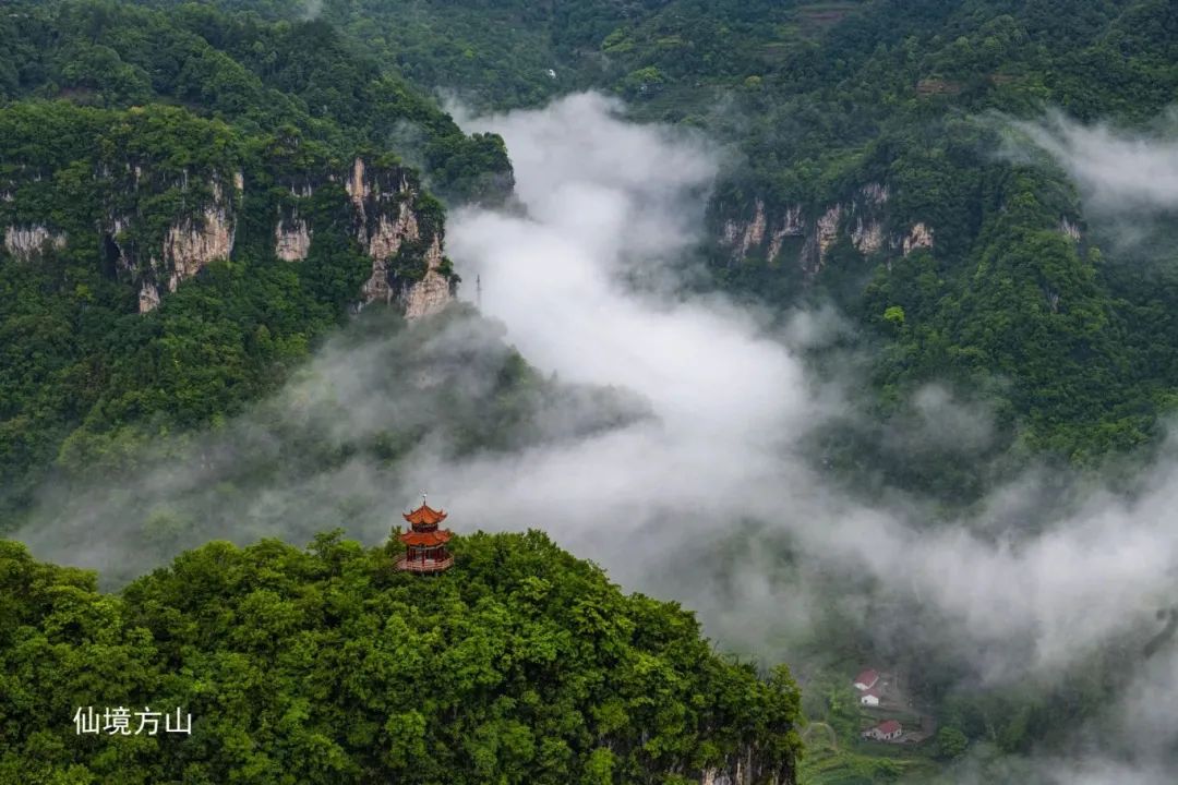 长阳县,云中漫步/ 清江方山 /no. 0208 | 小红书:尹好友.