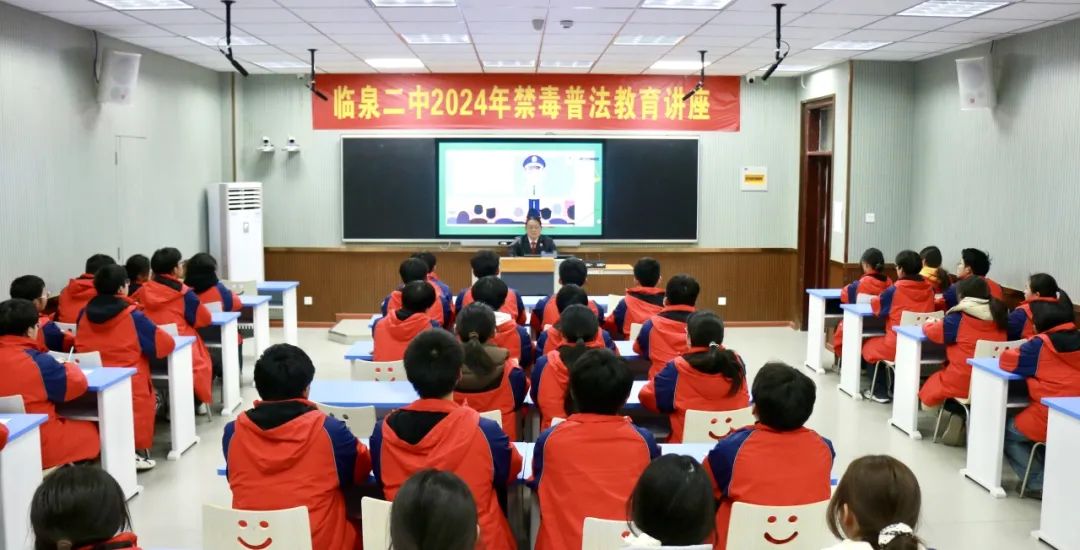 副校长赵俊芳为临泉县第二中学的5000余名学生上了一堂以"健康青春