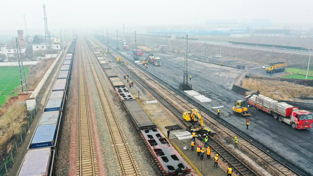 多项施工任务换轨枕,换铺无缝线路等完成更换道岔,大机线路清筛南阳