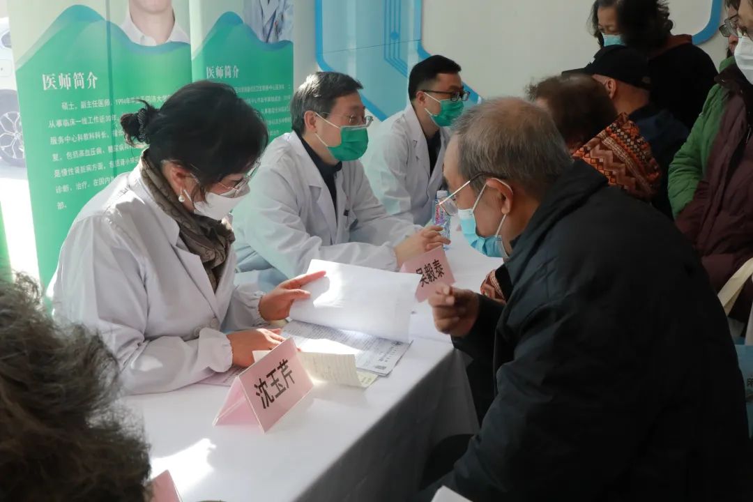 同济医院的两位专家与社卫全科医生袁宏喜,吴毅泰共同为患者答疑解惑