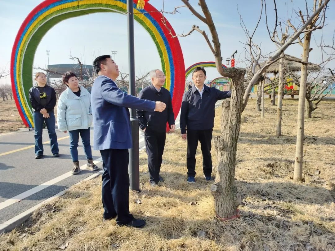 中国农业科学院果树研究所副所长仇贵生一行到雄州梨