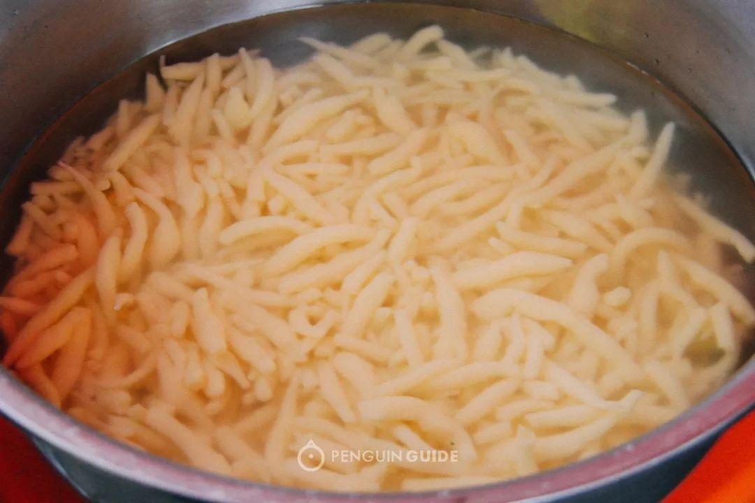 和四川的凉虾有点类似,不过漏鱼原料不再是大米,而改用淀粉,荞面和