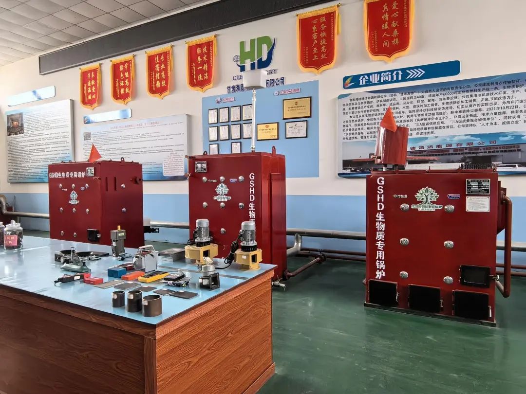 甘肃海德清洁能源有限公司副总经理杨云指着公司最新研发产品介绍道:"