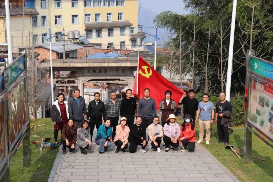 为校园增绿 为希望添彩