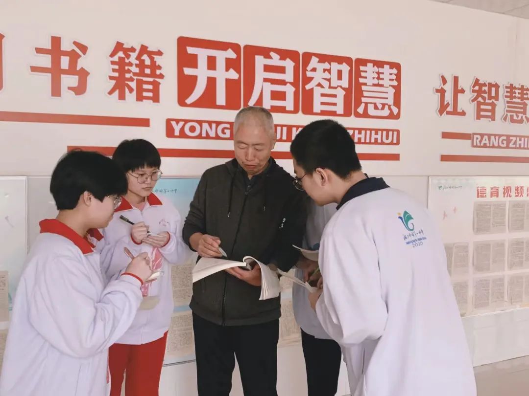 潜心育人他是峰峰教坛的卓越师者