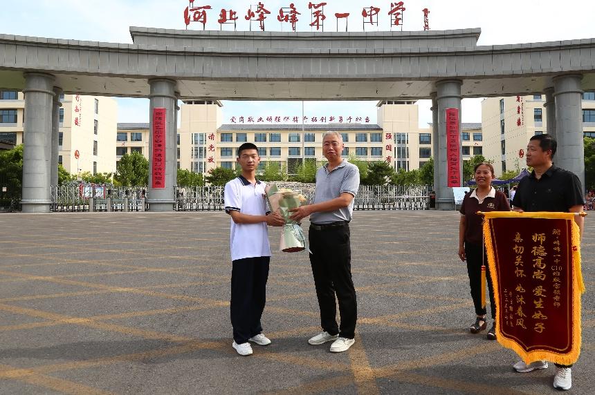 "学高为师,身正为范"是耿宝强多年来的从教理念.