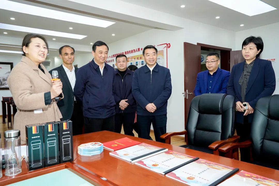 市人大常委会副主任,市委秘书长罗建国,市人大常委会副主任徐九生分别