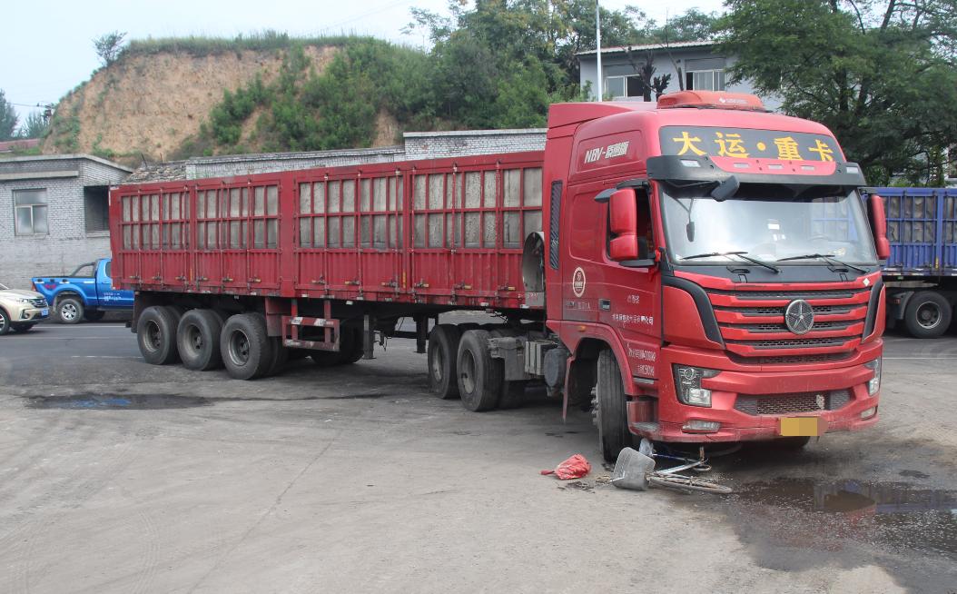 晋中寿阳,游某某驾驶大运牌重型半挂牵引车,由南向北行驶右转弯时与同