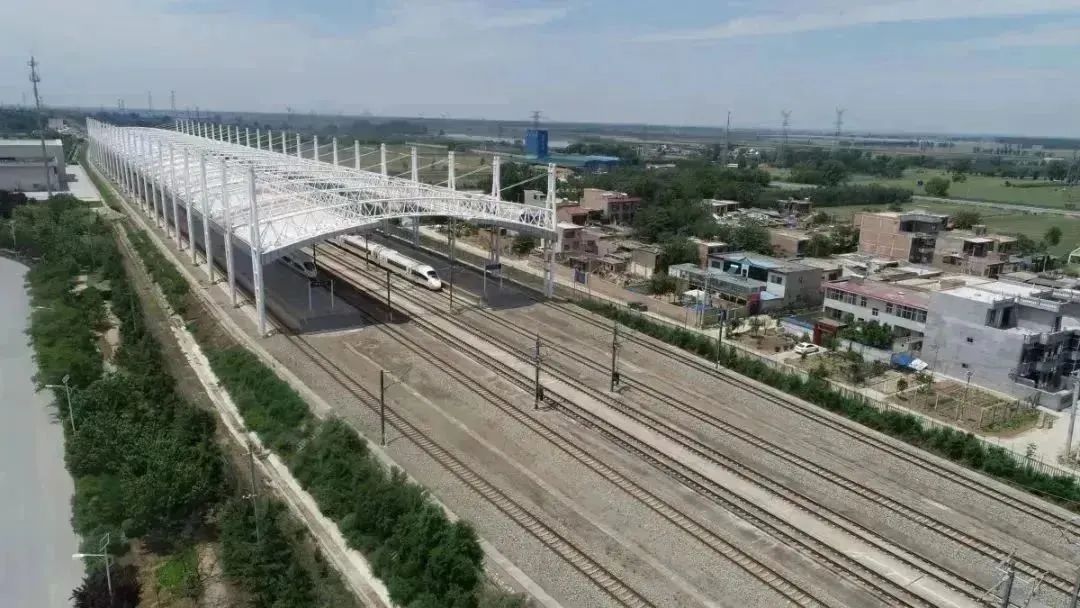 是徐兰高速铁路和大西客运专线上的一个共线高铁客运站