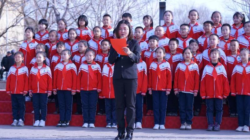 3月11日下午,围场法院与围场逸夫小学共同携手,在五小广场举办了一场"