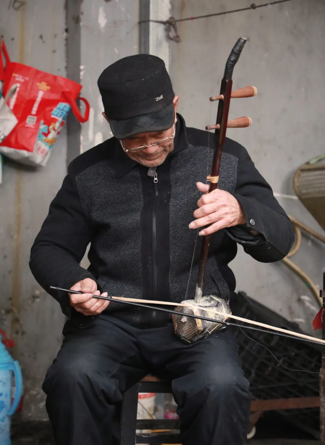 空余时间,除了喜欢拉二胡,吴昌荣还会在过年时扮演蚌壳精,参加民俗