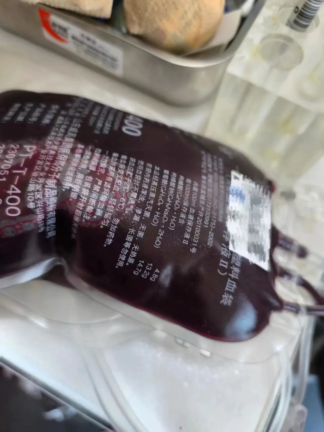 法徽映奉献热血展赤诚容城法院干警积极参加无偿献血活动