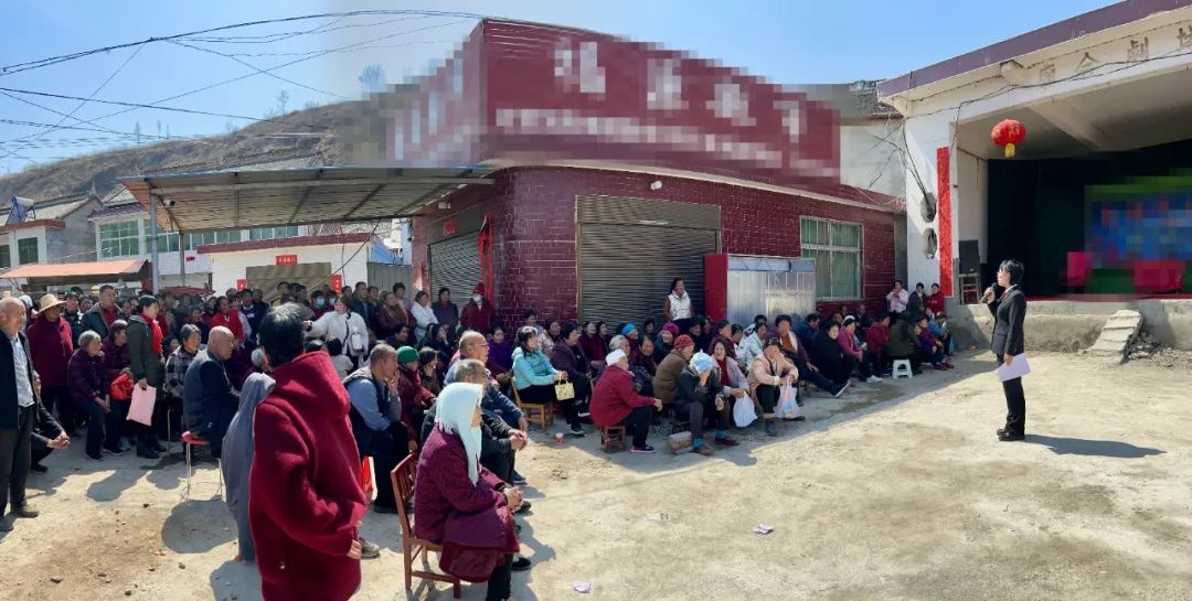 在庙会现场,灵口法庭负责人张亚楠用通俗易懂的语言向上会群众讲解