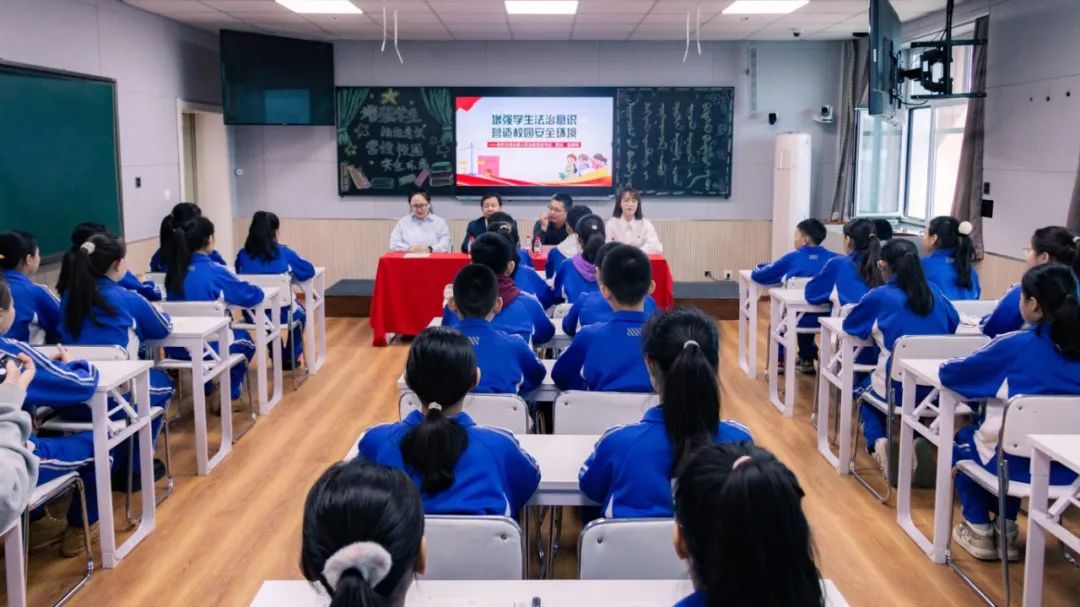 新巴尔虎右旗人民法院党组书记,院长张明政走进新右旗第一中学,以"