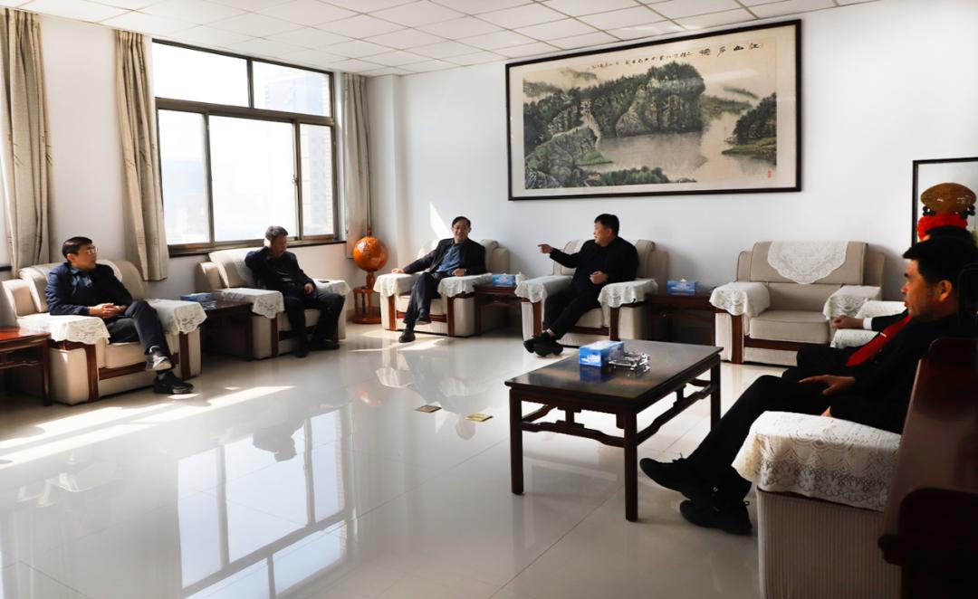 座谈会上,顾磊一行听取了莘县法院工作汇报,对莘县法院维护社会公平