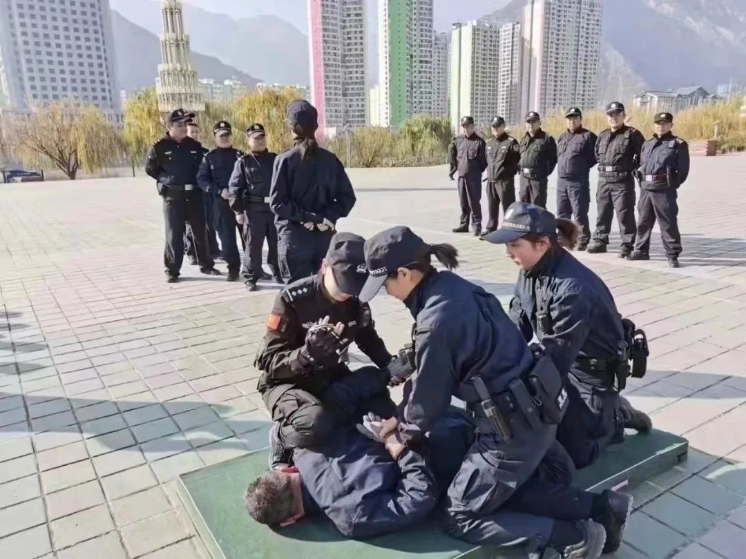 警绳双手图片