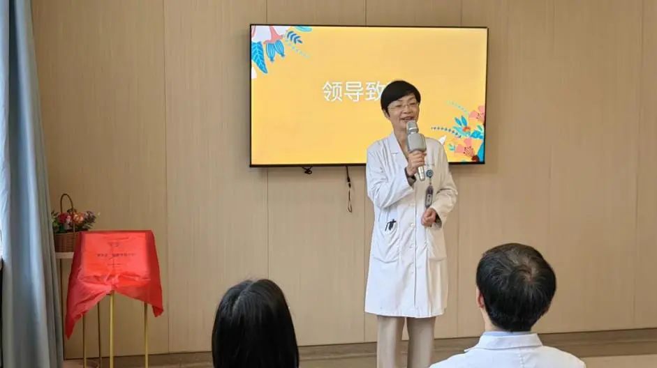 康乃馨健康关爱小站走向全省守护女性健康送你一朵康乃馨