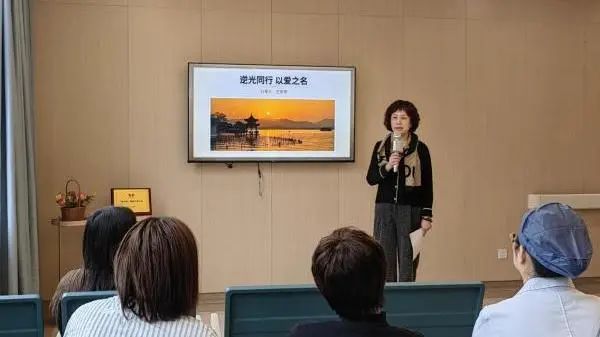 送你一朵康乃馨_澎湃号·政务_澎湃新闻-the paper