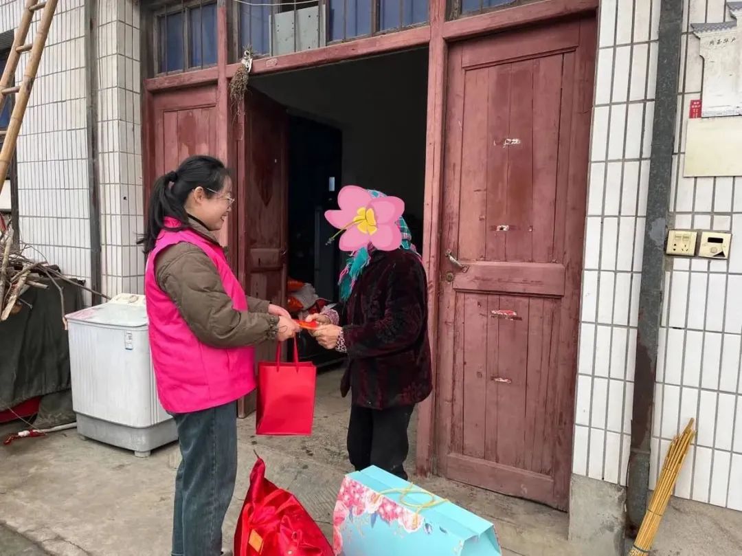 "百名贫困妇女"慰问活动是县妇联与县慈善总会联合推出的长效性扶贫