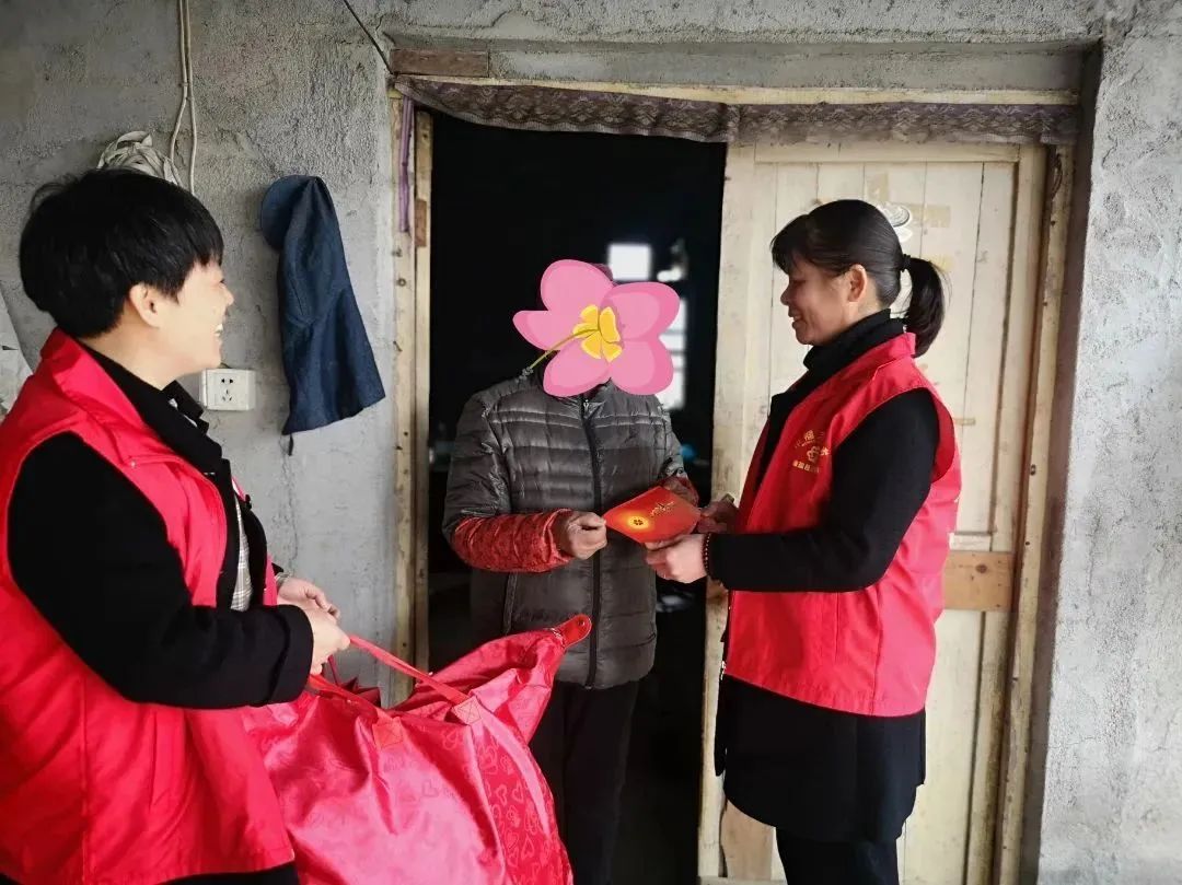 "百名贫困妇女"慰问活动是县妇联与县慈善总会联合推出的长效性扶贫