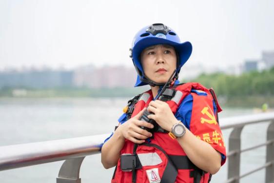 全国三八红旗手标兵丨苏琴:穿上这身"救援蓝"就意味着付出和奉献_澎湃