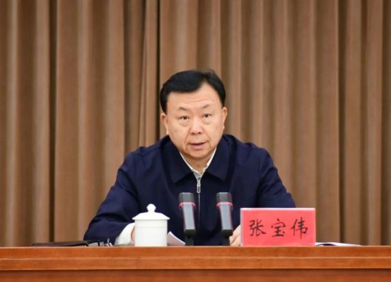 市委书记张宝伟讲话,市委副书记,市长陈立军主持会议.