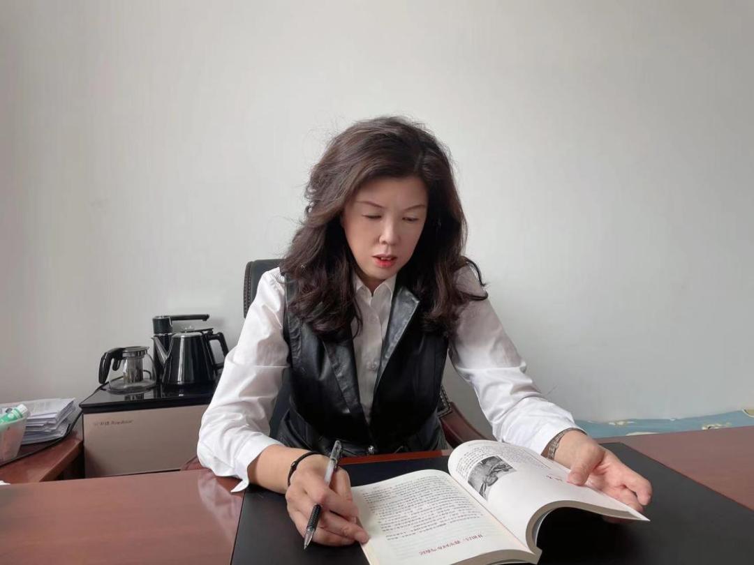 巾帼风采真情实干诠释巾帼她力量最美执委韩冬梅