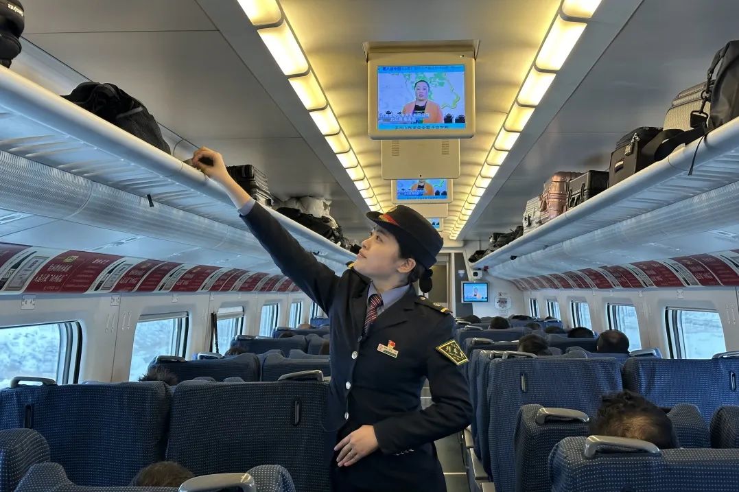 服务旅客列车乘务员这些人真的在车厢里走不停但你还真别说家长们也是