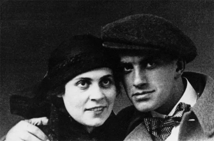 情诗| 策兰 · 万事皆空,除了你闪烁的嘴唇_澎湃号