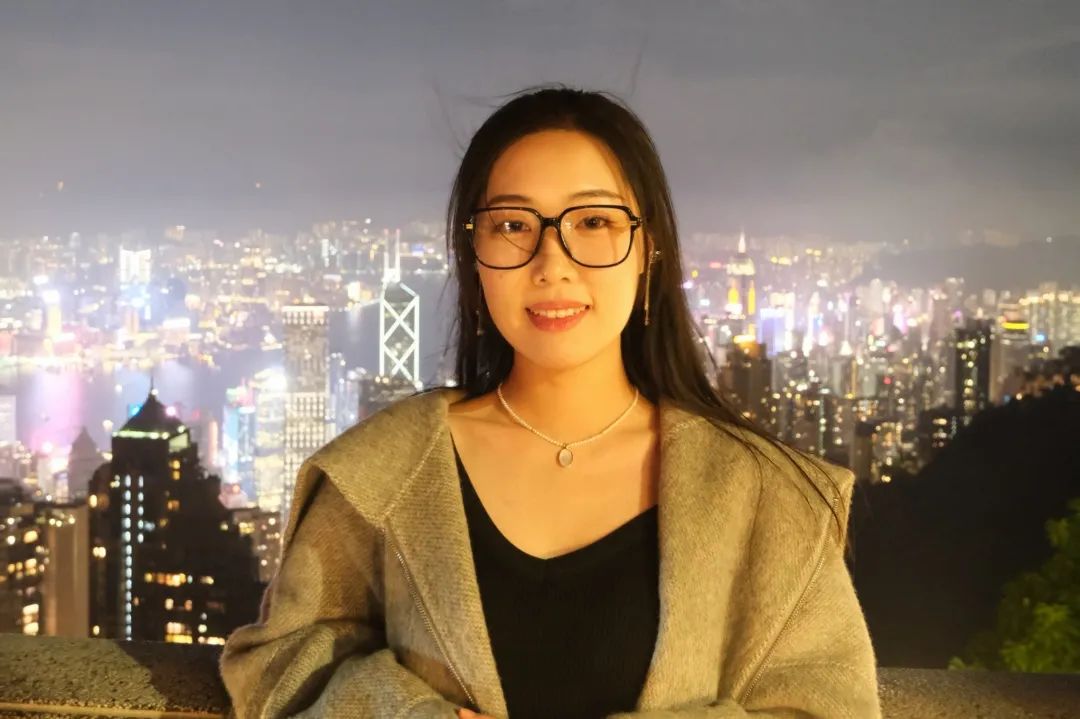 她是吴小曼在青春的舞台上熠熠生辉从海大到北大,她一路追光