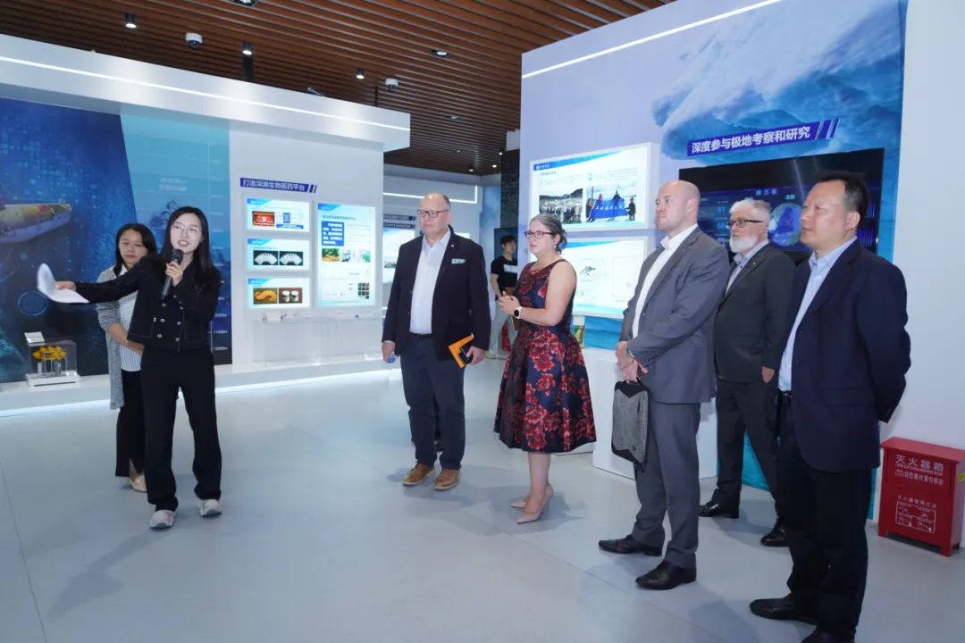 吴小曼在学校"双一流成果展"上进行英文讲解与口译在爱恩学院2023届