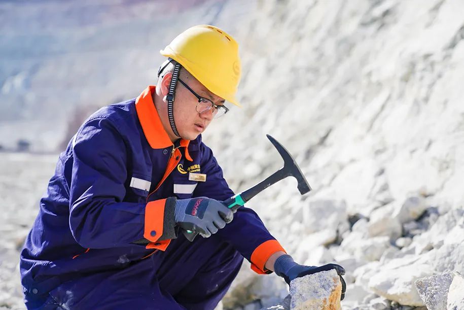 内蒙古矿业采矿部地质技术员林强面对日新月异的矿业发展,作为一名