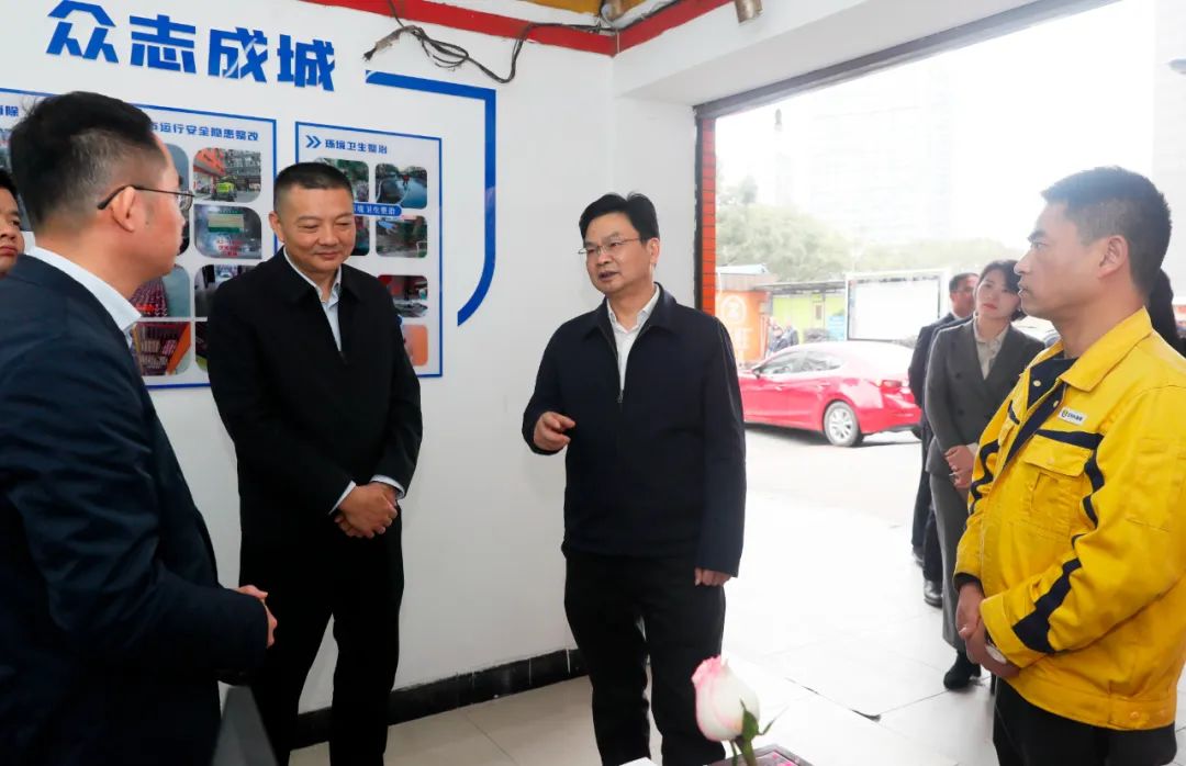 坚决扛起使命担当推动高质量发展再上新的台阶吴新伟调研文源街道经济