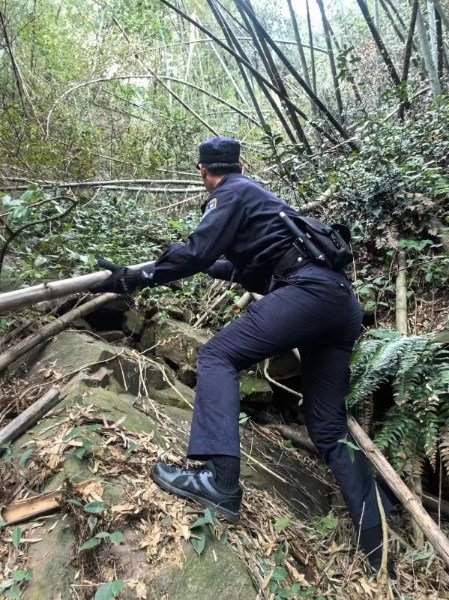 杭州有名民警一天爬了两回山 都是为了救迷路群众_澎湃号·媒体_澎湃