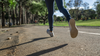 晨跑vs夜跑，到底哪个更健康？