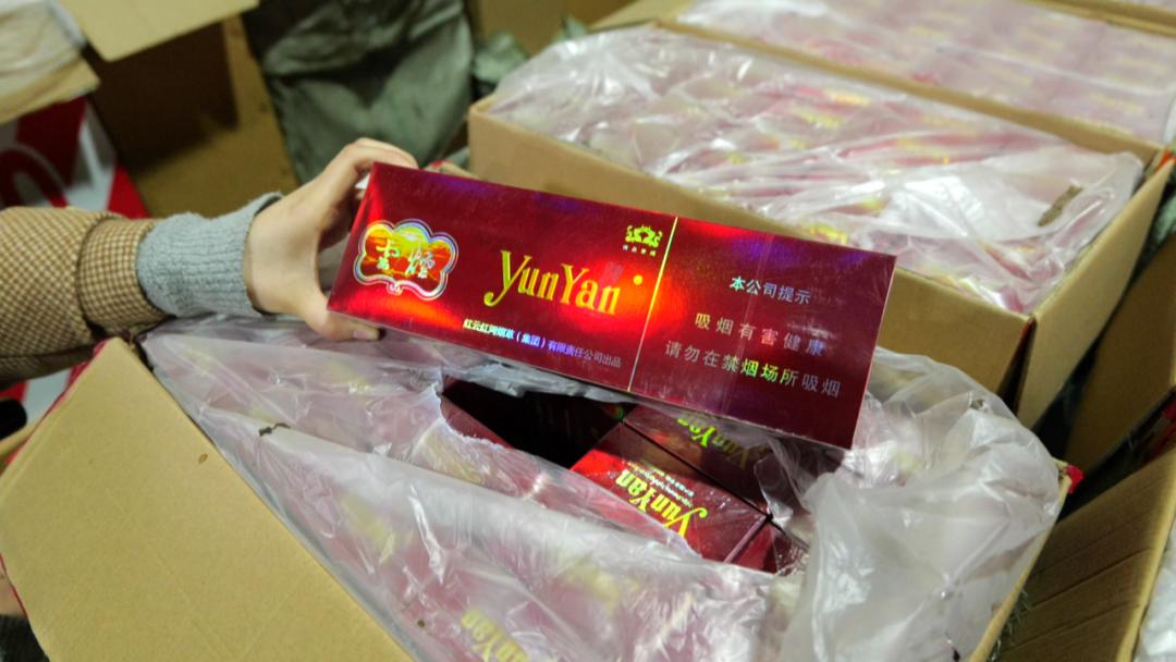 在兰溪市烟草专卖局仓库,堆积着中华,云烟,荷花等假冒卷烟.