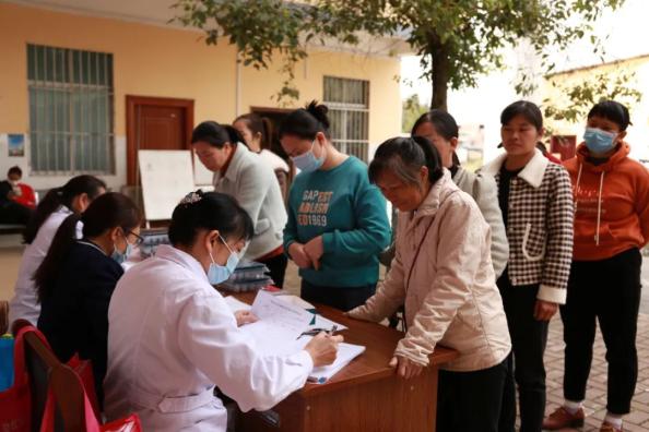 建立筛查档案;医务人员耐心细致地为参检妇女进行宫颈癌,乳腺癌项目