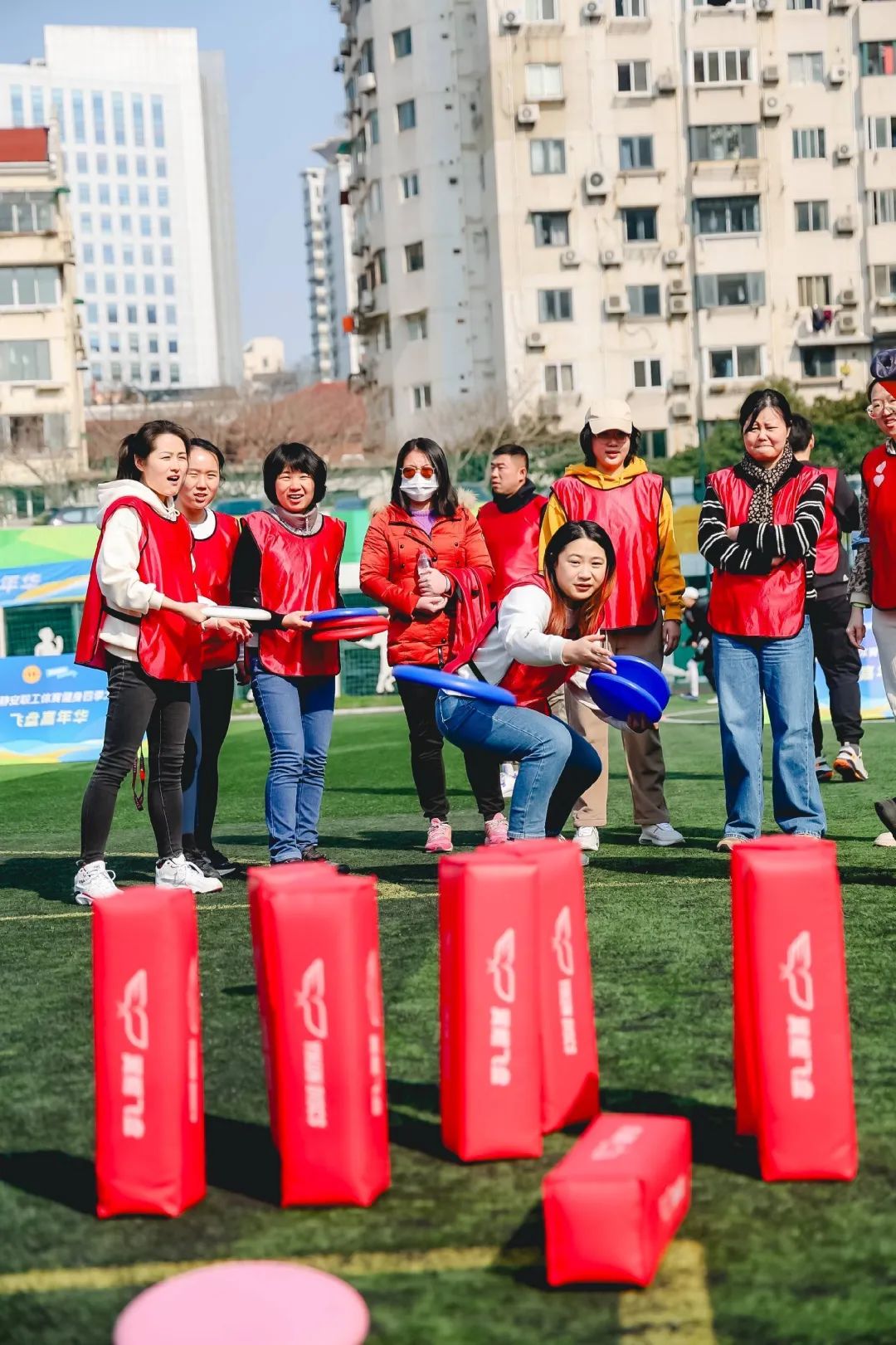 是一种综合性飞盘活动,涵盖了各种飞盘文化元素和娱乐活动,有"飞盘