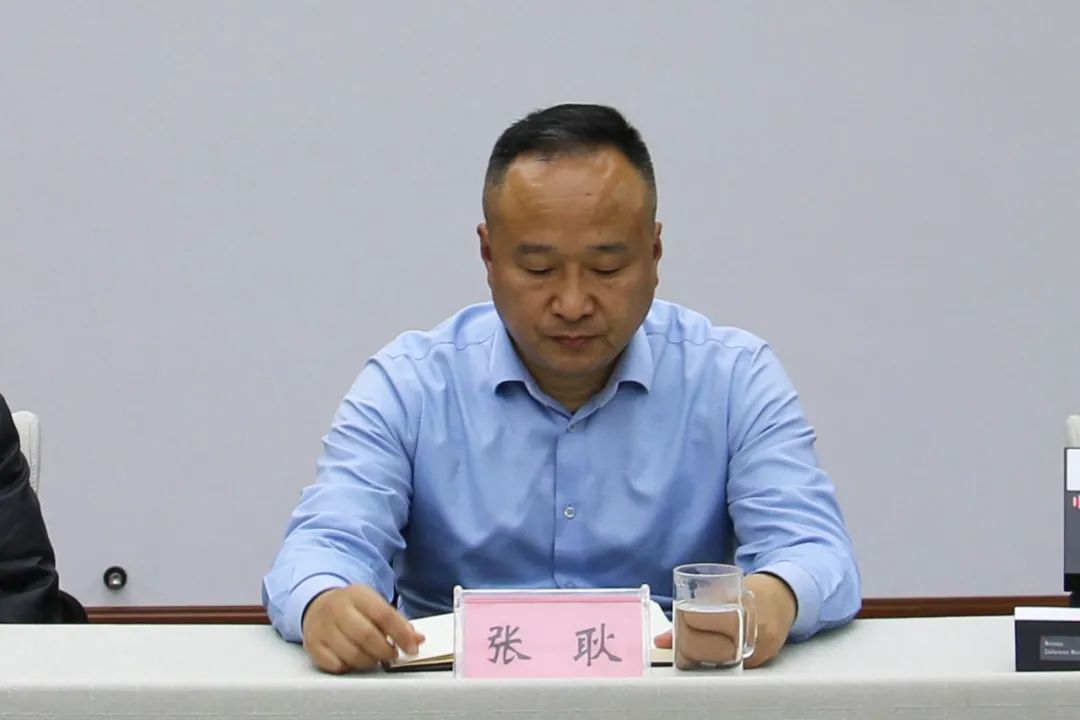 会上,张耿对甘孜两级法院到来表示热烈欢迎,并就雅安法院执行质效