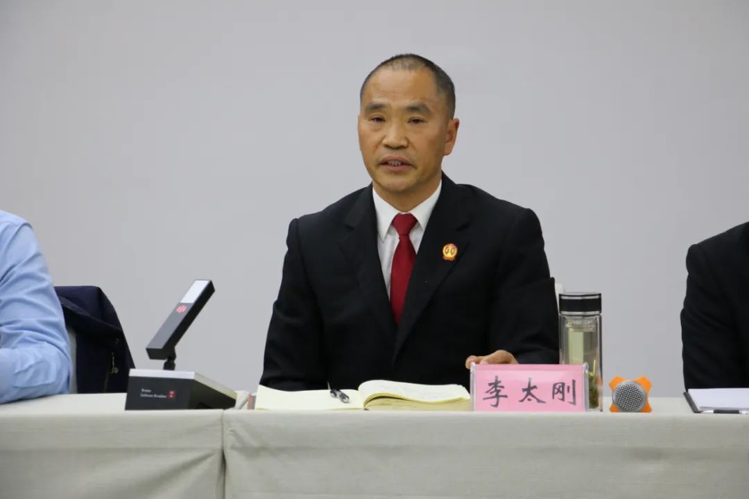 会上,张耿对甘孜两级法院到来表示热烈欢迎,并就雅安法院执行质效