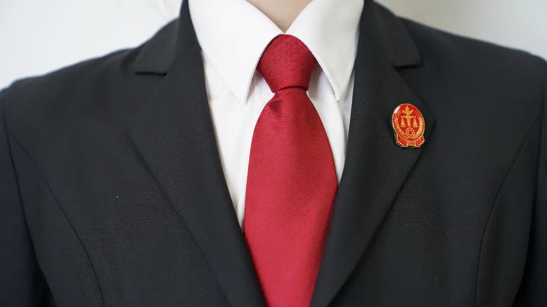 大法徽74法徽佩戴于上衣左胸驳头装饰扣眼处.